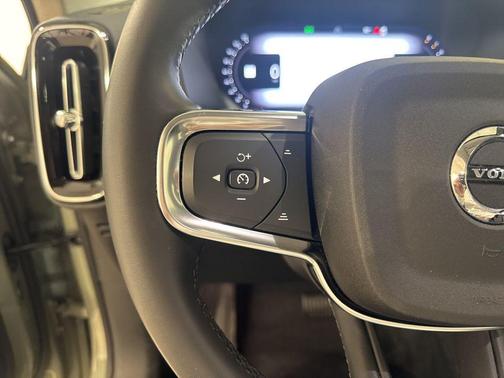 2023 Volvo XC40 B5 Plus Dark Theme