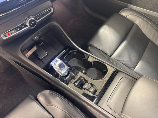 2023 Volvo XC40 B5 Plus Dark Theme