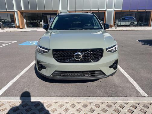 2023 Volvo XC40 B5 Plus Dark Theme
