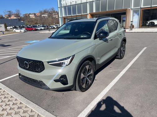 2023 Volvo XC40 B5 Plus Dark Theme