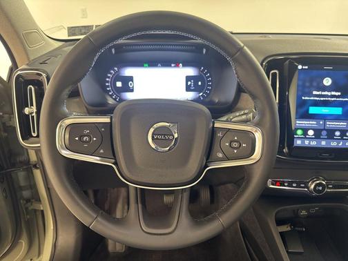 2023 Volvo XC40 B5 Plus Dark Theme