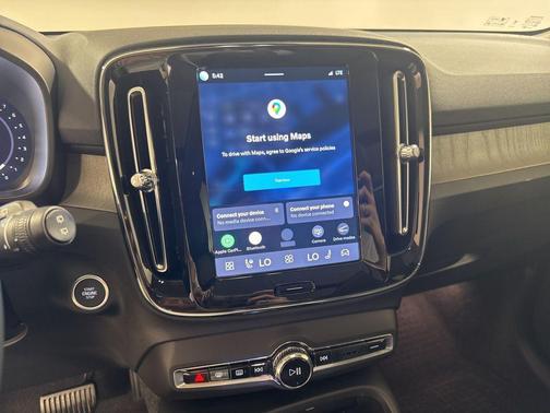 2023 Volvo XC40 B5 Plus Dark Theme