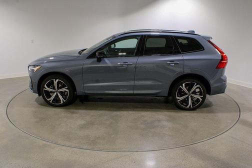 2023 Volvo XC60 B5 Ultimate Dark Theme