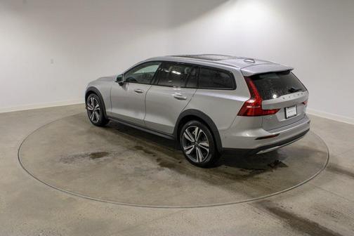 2025 Volvo V60 Cross Country Plus, B5 AWD Gas (mild hybrid)