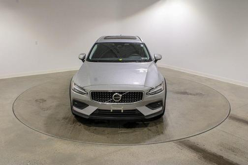 2025 Volvo V60 Cross Country Plus, B5 AWD Gas (mild hybrid)