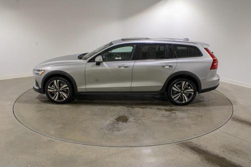 2025 Volvo V60 Cross Country Plus, B5 AWD Gas (mild hybrid)
