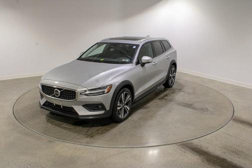 2025 Volvo V60 Cross Country Plus, B5 AWD Gas (mild hybrid)