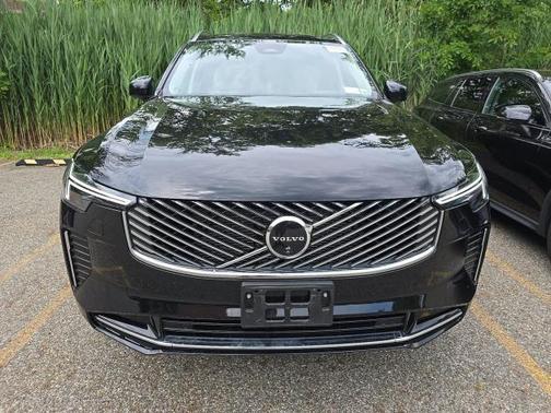 Onyx Black Metallic 2025 Volvo XC90 B5 Ultra 7-Seater