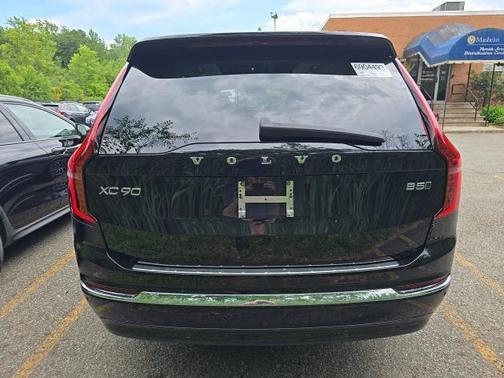 Onyx Black Metallic 2025 Volvo XC90 B5 Ultra 7-Seater