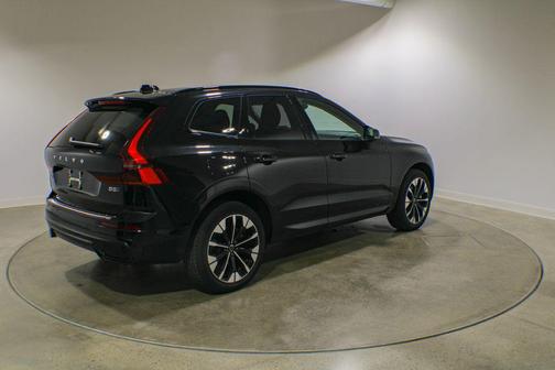 Onyx Black Metallic 2026 Volvo XC60 B5 Plus