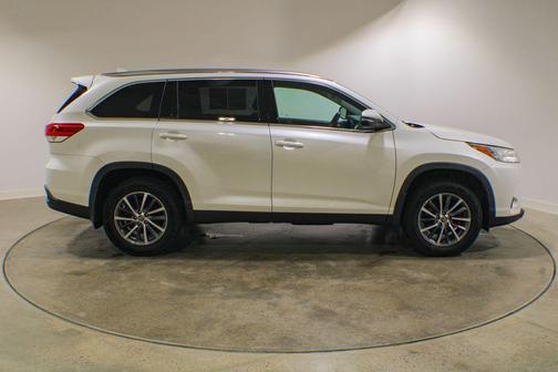 Blizzard Pearl 2019 Toyota Highlander XLE
