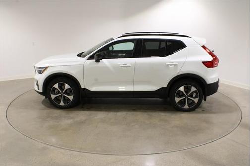 2025 Volvo XC40 B5 Plus Dark Theme
