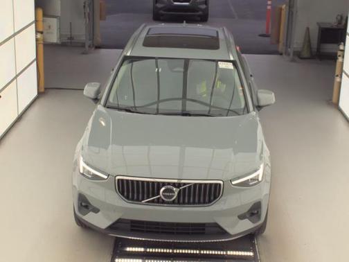 Vapour Grey Metallic 2025 Volvo XC40 B5 Plus Bright Theme