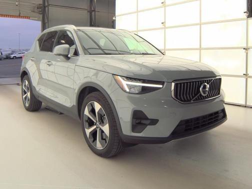 Vapour Grey Metallic 2025 Volvo XC40 B5 Plus Bright Theme