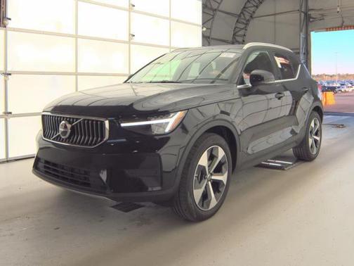 Onyx Black Metallic 2025 Volvo XC40 B5 Core Bright Theme