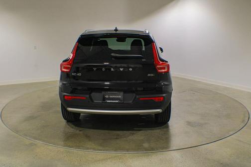 Onyx Black Metallic 2025 Volvo XC40 B5 Core Bright Theme