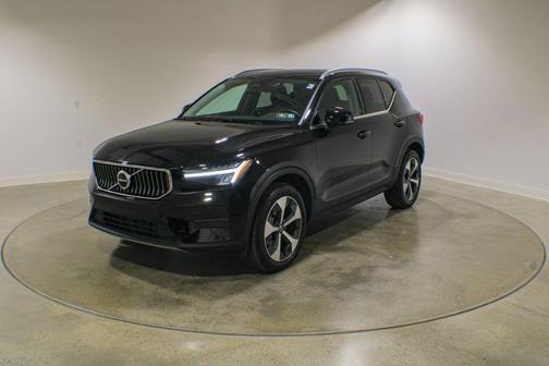 Onyx Black Metallic 2025 Volvo XC40 B5 Core Bright Theme
