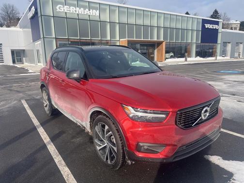 2022 Volvo XC40 T5 R-Design