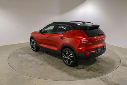 2022 Volvo XC40 T5 R-Design
