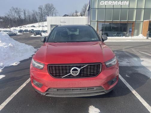 2022 Volvo XC40 T5 R-Design