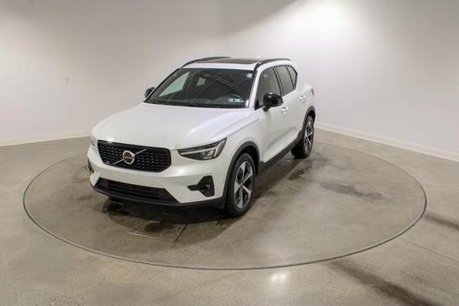 2025 Volvo XC40 B5 Plus Dark Theme