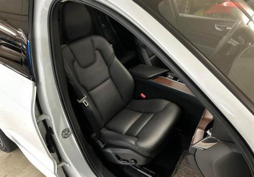 2023 Volvo XC60 B5 Plus Dark Theme