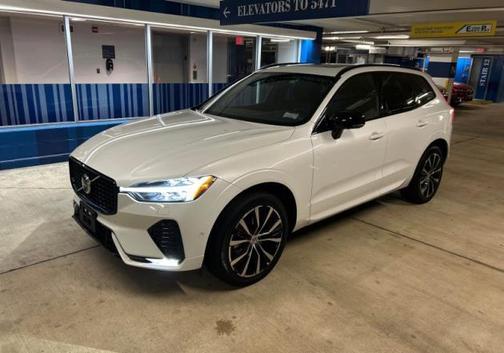 2023 Volvo XC60 B5 Plus Dark Theme