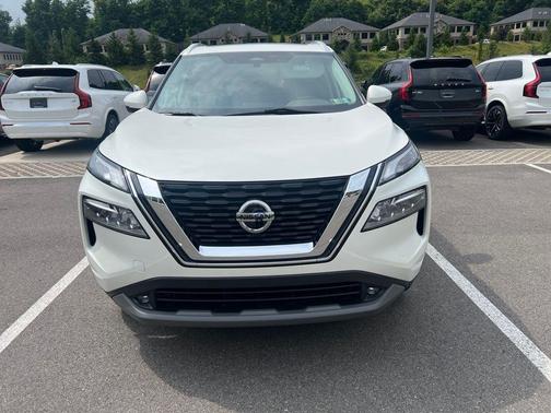 Pearl White Tricoat/Super Black 2021 Nissan Rogue SL