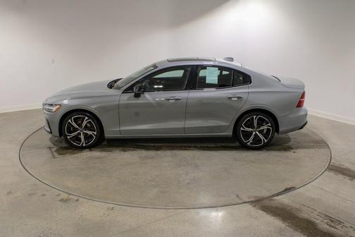 2024 Volvo S60 B5 Core Dark Theme