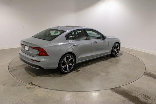 2024 Volvo S60 B5 Core Dark Theme