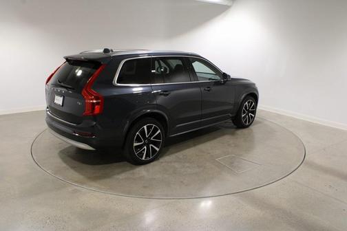 2022 Volvo XC90 T6 Momentum