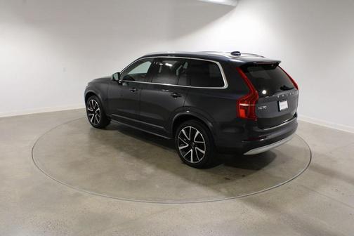 2022 Volvo XC90 T6 Momentum