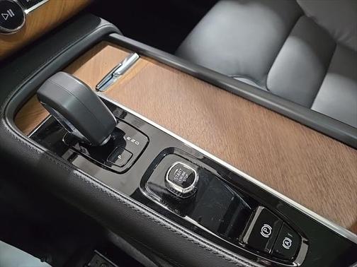 2023 Volvo XC90 Recharge Plug-In Hybrid T8 Plus Dark Theme 7-Seater