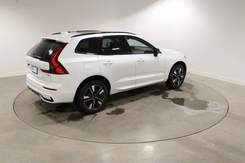 Crystal White Metallic 2026 Volvo XC60 B5 Core