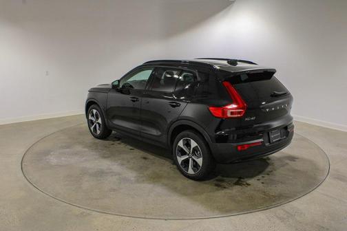 2026 Volvo XC40 Plus, B5 AWD Gas (mild hybrid), Dark