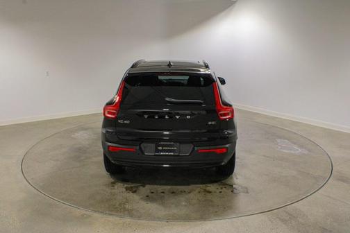 2026 Volvo XC40 Plus, B5 AWD Gas (mild hybrid), Dark