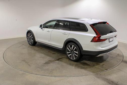 2024 Volvo V90 Cross Country B6
