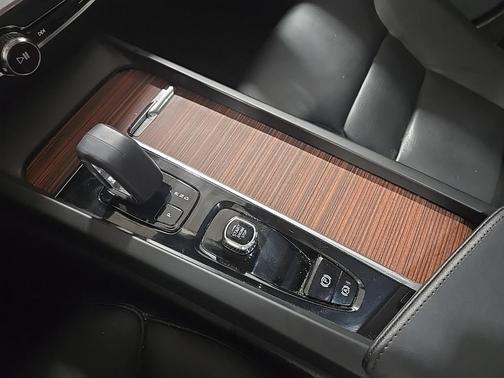 2023 Volvo S60 B5 Plus Dark Theme