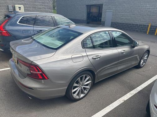 Pebble Grey Metallic 2020 Volvo S60 T6 Momentum