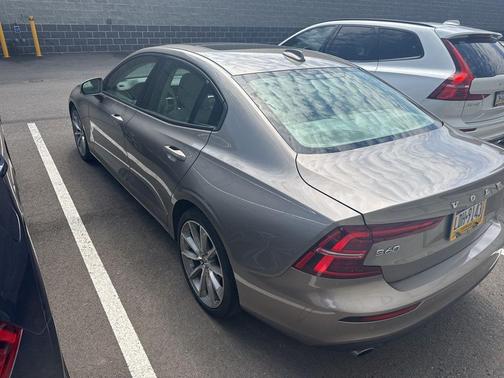 Pebble Grey Metallic 2020 Volvo S60 T6 Momentum