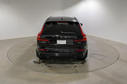 2024 Volvo XC60 B5 Ultimate Dark Theme