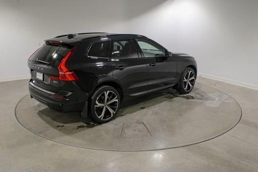2024 Volvo XC60 B5 Ultimate Dark Theme