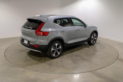 2025 Volvo XC40 B5 Core Bright Theme