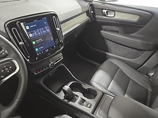 2025 Volvo XC40 B5 Core Bright Theme