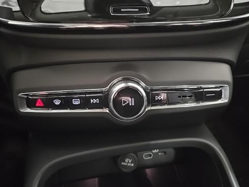 2025 Volvo XC40 B5 Core Bright Theme