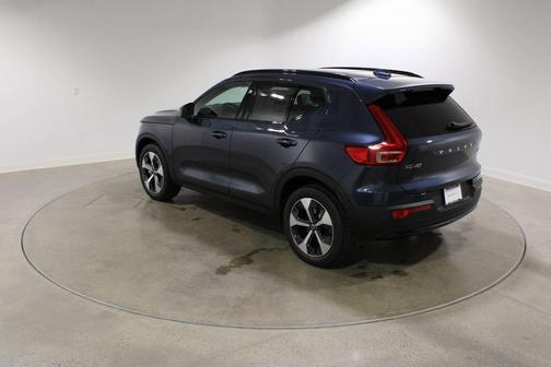 2026 Volvo XC40 Core, B5 AWD Gas (mild hybrid), Dark
