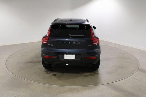 2026 Volvo XC40 Core, B5 AWD Gas (mild hybrid), Dark