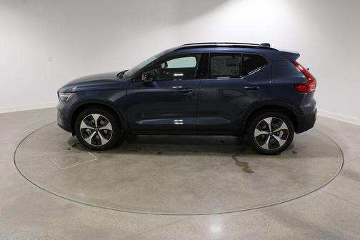 2026 Volvo XC40 Core, B5 AWD Gas (mild hybrid), Dark