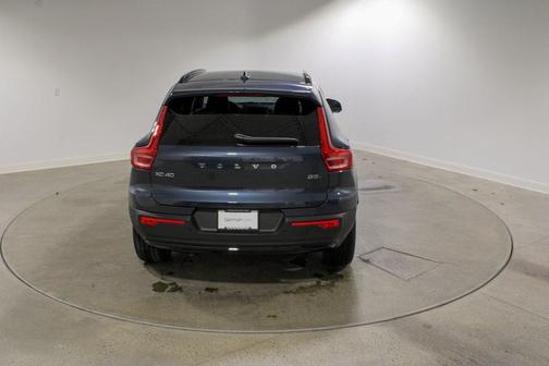 2026 Volvo XC40 Core, B5 AWD Gas (mild hybrid), Dark