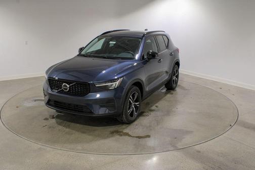 2026 Volvo XC40 Core, B5 AWD Gas (mild hybrid), Dark